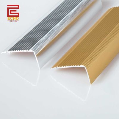 Scale in piastrelle metalliche a forma di L