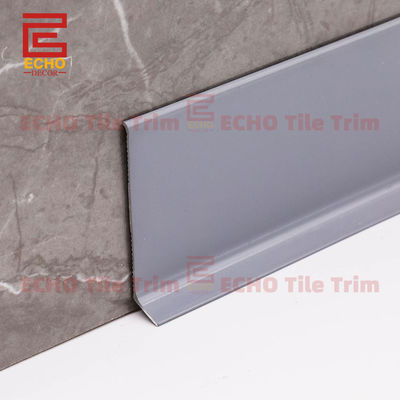 Profili battiscopa moderni in grigio alluminio